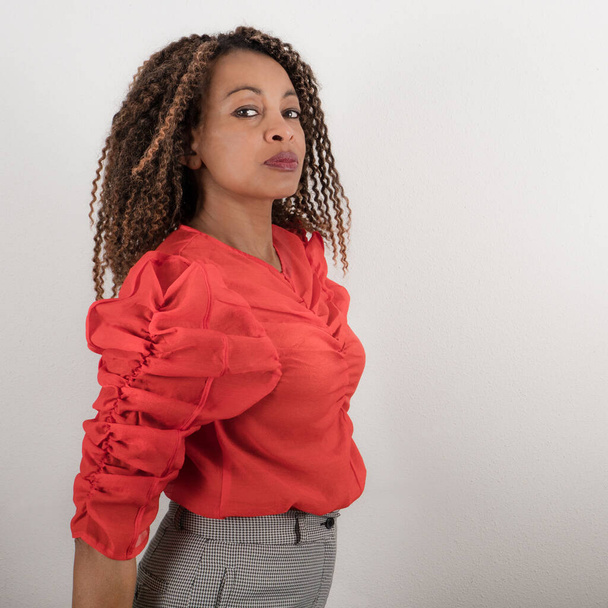 vertikales Porträt einer attraktiven, schlanken und sexy Afroamerikanerin mit rotem Top - Foto, Bild