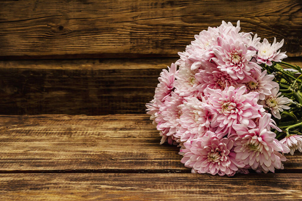 優しくピンクの菊の花束。ヴィンテージ木製の背景に美しい贈り物。ロマンチックなムードコンセプト、コピースペース - 写真・画像