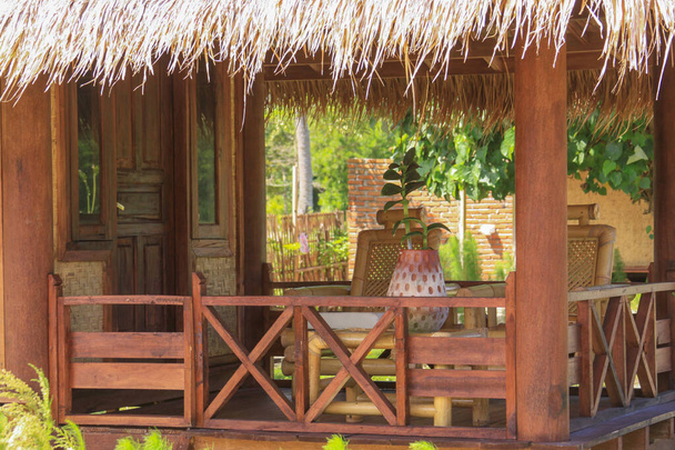 Terraço detalhe da casa turística de bambu Sasak, Lombok resort. Kuta Lombok é um paraíso exótico na ilha indonésia, com belas praias de areia branca e águas cristalinas turquesa
. - Foto, Imagem