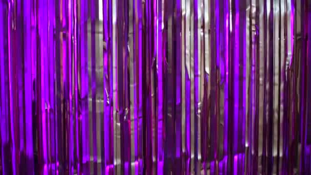 Срібний фон бахроми у фіолетовому блискучому світлі
 - Кадри, відео
