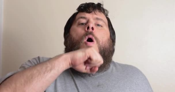 Muž bojující s ošklivým kašlem - Záběry, video