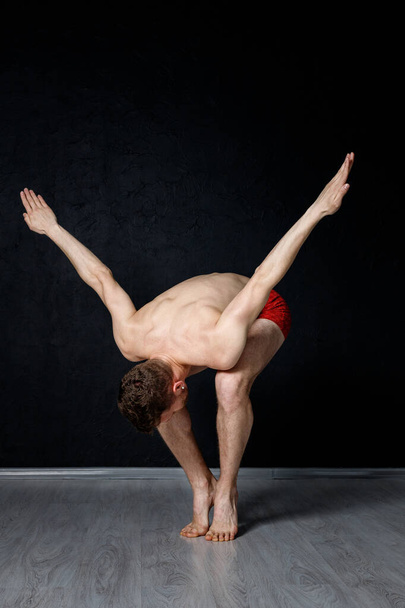 Posizioni di danza contemporanea. Posizione delle braccia larghe nello squat della punta
. - Foto, immagini