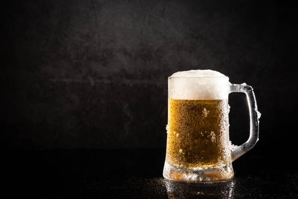 cruche de bière congelée sur fond sombre, avec espace de copie.  - Photo, image
