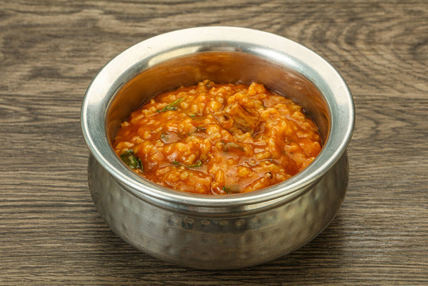 Традиційний грузинський суп з м'ясом і спеціями. - Фото, зображення
