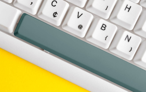 Concepto de negocio con notas y teclado PC. Colorido PC Mock Up teclado con vacío espacio de copia sobre blanco Copia Cpace. Espacio de burla en blanco para el mensaje textual
. - Foto, Imagen