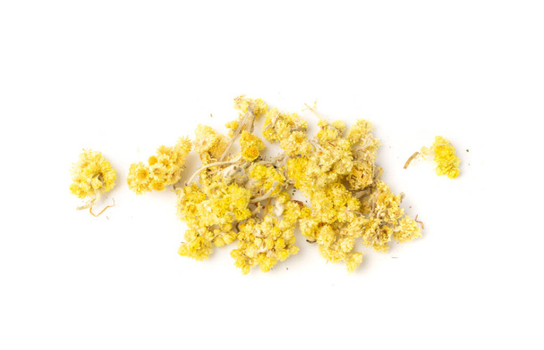 Heap of Dried Yellow Flowers Geïsoleerd op witte achtergrond. Stapel droge bloementhee, Lichte Oranje Kleine Eetbare Bloemen, Alternatieve Medicijnsupplementen - Foto, afbeelding