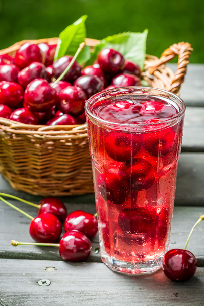Fresh juice made of sweet cherries and ice - Foto, Imagem
