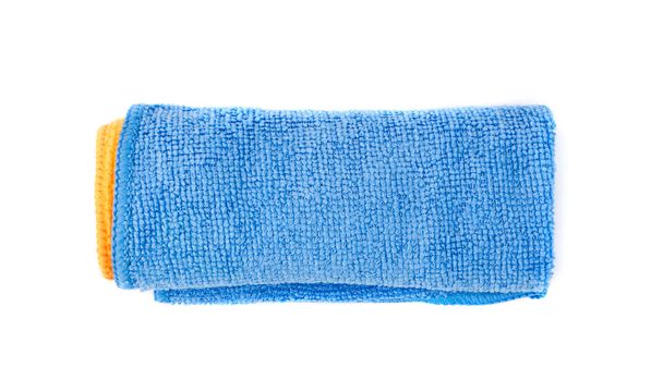 Rouleau de tissu de nettoyage en microfibre bleue isolé sur fond blanc Gros plan - Photo, image