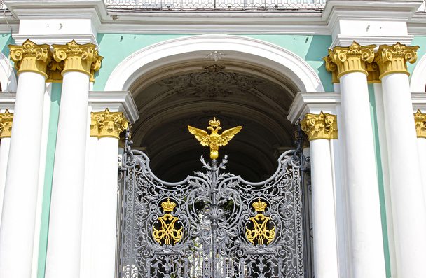 Puerta de hierro forjado modelada del Hermitage en San Petersburgo
 - Foto, Imagen