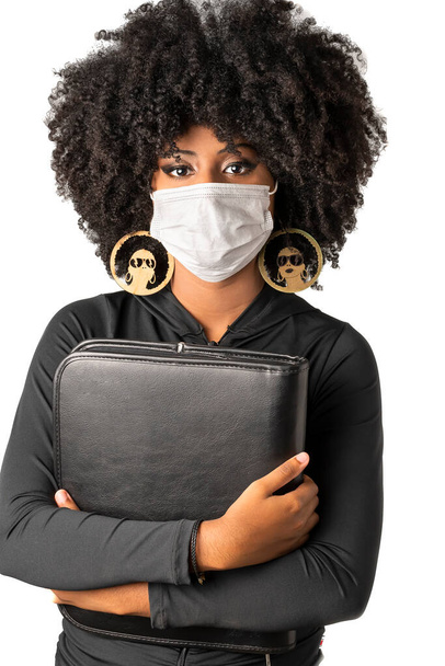 Koronavirüse karşı koruyucu maskesi olan genç bir öğrenci beyaz arka planda fotoğraflandı. - Fotoğraf, Görsel