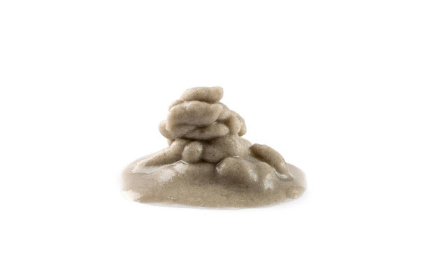 Куча мокрого песка вид сбоку. Капающий песчаный пляж текстурированной кучи изолированы на белом фоне - Фото, изображение