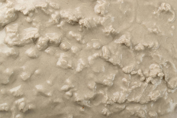 Jasnobeżowy wzór tekstury mokry piasek, wilgotna piaszczysta plaża teksturowane tło widok z góry z miejsca kopiowania - Zdjęcie, obraz