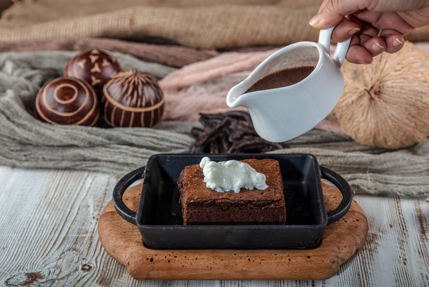 syčící čokoládové brownie je sladké jídlo, které se připravuje z kopečku zmrzliny, podávané s velkorysým naléváním roztavené čokolády. Server připraven. selektivní zaměření.  - Fotografie, Obrázek