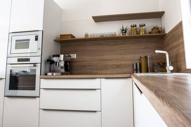 Μοντέρνα κουζίνα με λευκό χρώμα και ξύλο - Φωτογραφία, εικόνα