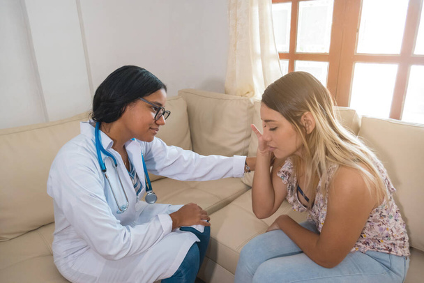 Ein junger Arzt hilft einer Frau. Ratschläge - Foto, Bild