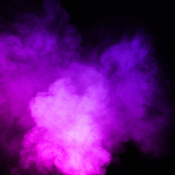 Siyah arkaplan üzerindeki renkli duman, ateş tasarımının hareketi - Fotoğraf, Görsel