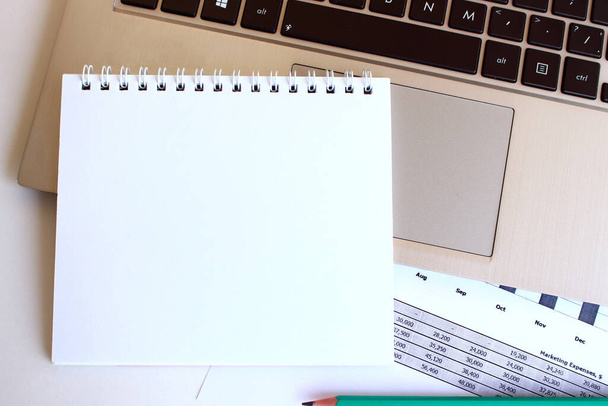 Moderní pracovní prostor s notebookem, tabletem a notebookem kopírovat prostor na bílém pozadí. Horní pohled. Plochý styl. - Fotografie, Obrázek