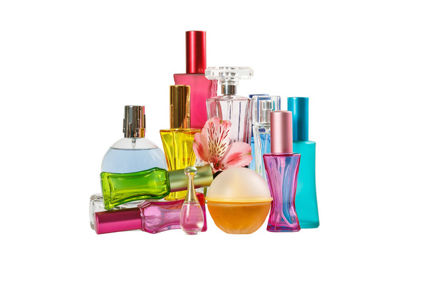 Parfüm şişeleri ve orkide çiçekleri - Fotoğraf, Görsel