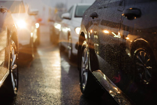 雨の夜の交通渋滞。車の行 - 写真・画像