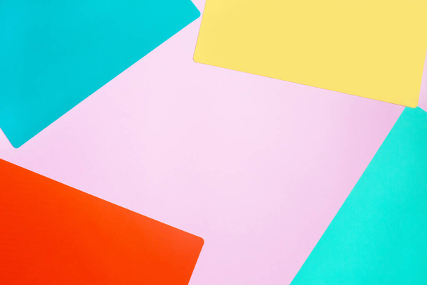 Textura abstrata de moda de papéis rosa, amarelos e azuis
. - Foto, Imagem