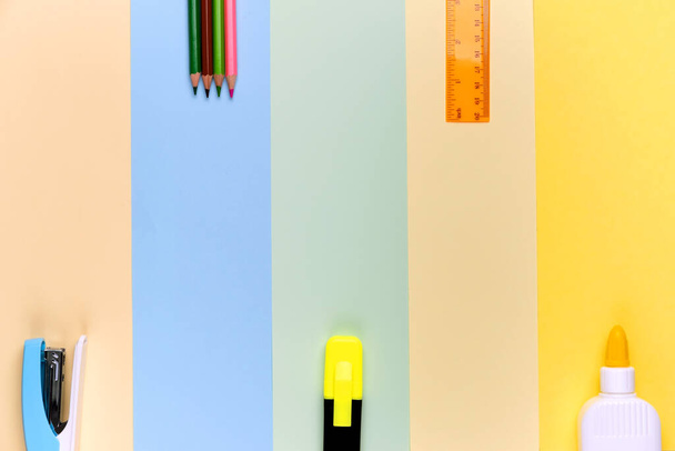Diversi strumenti scolastici su sfondo colorato carta copia spazio. - Foto, immagini
