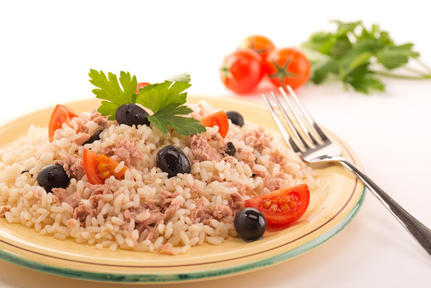 tonhal, paradicsom és fekete olajbogyó rizs - Fotó, kép