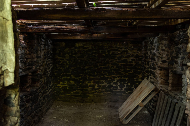 Taş duvarları olan küçük bir oda. Eski mahzene. Karanlık bir oda.. - Fotoğraf, Görsel