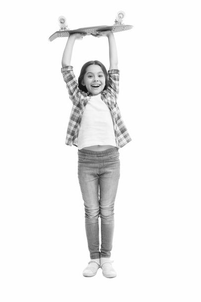 Πήρε την πρώτη της δεκάρα. Το χαρούμενο κορίτσι κρατάει τον πίνακα της δεκάρας απομονωμένο στα λευκά. Μικρή πατινέρ με ροζ σανίδα. Ταχύτητα και ισορροπία. Ενεργειακή δραστηριότητα. Απολαύστε καταπληκτικές βόλτες στο πλοίο - Φωτογραφία, εικόνα