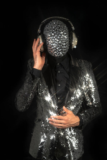 Herra diskopallo yllään hopeinen takki tanssi - Valokuva, kuva