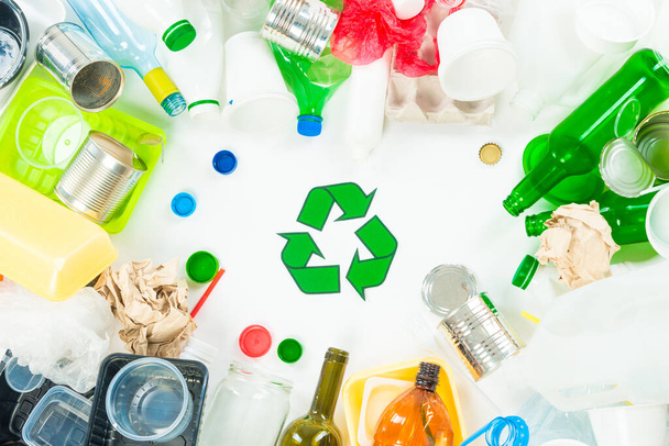 Утилизируемый мусор из стеклопластика, металла и бумаги
 - Фото, изображение