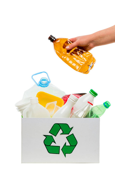 Γυναικείο χέρι βάζοντας άδειο πλαστικό μπουκάλι στον κάδο ανακύκλωσης  - Φωτογραφία, εικόνα