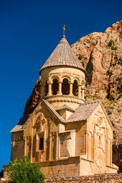 Widok na prawosławny klasztor Noravank na tle czerwonej skały, punkt orientacyjny Armenii - Zdjęcie, obraz