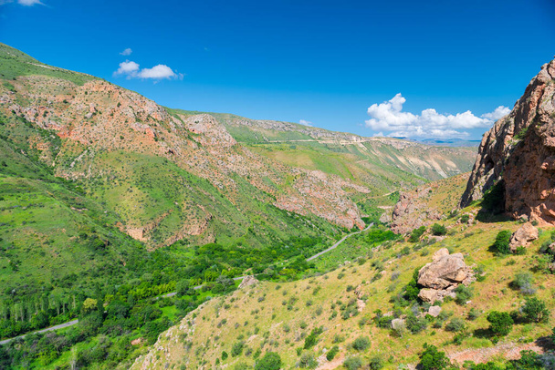 Paisaje de Armenia, vista de las montañas y desfiladero en el monasterio de Noravank, valle del río
 - Foto, imagen