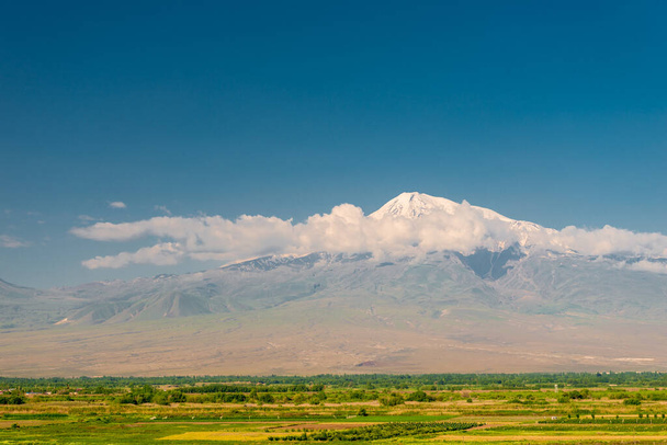Grote Ararat achter de wolken op een zonnige zomerdag, landschap van Armenië - Foto, afbeelding