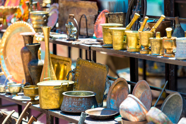 cosas de cobre vendidas como un recuerdo o antigüedades vintage en un mercado en Armenia
 - Foto, imagen