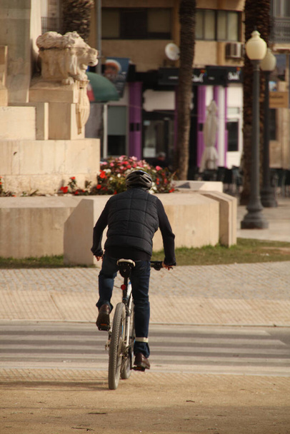 Kerékpározás városi környezetben - Fotó, kép