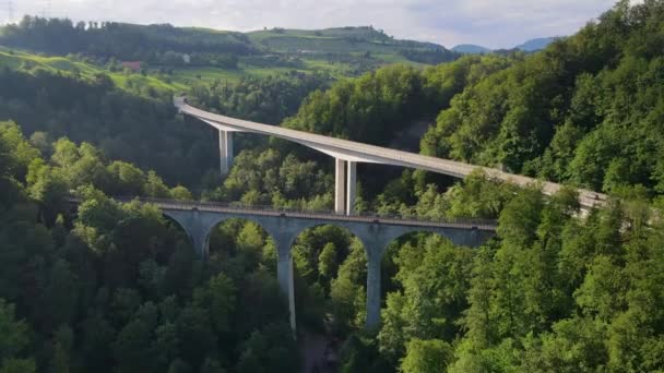 Két híd a Lorze folyó felett Zugban Svájcban - Felvétel, videó