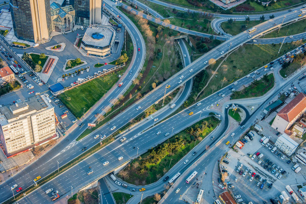Verkeer en snelweg weg uit de lucht in Istanbul, Turkije. Luchtfoto Istanbul. - Foto, afbeelding