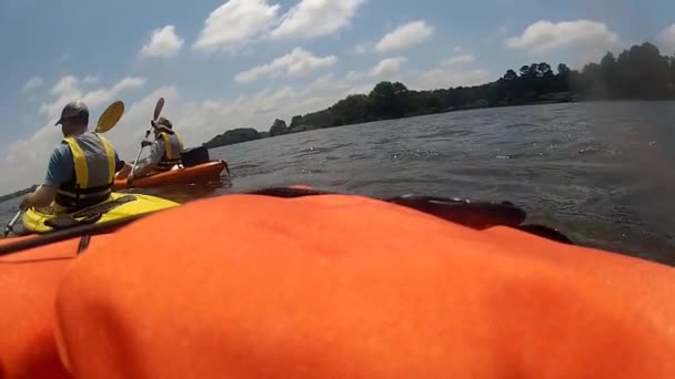 Kajakfahrer mit Schwimmweste auf dem See bei Sonnenschein - Filmmaterial, Video