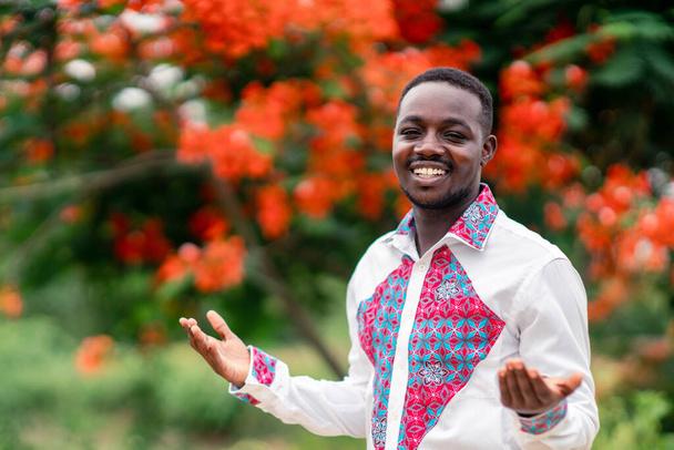 Muotokuva afrikkalainen mies yllään natiivi kangas perinteinen värikäs hymy ja onnellinen. - Valokuva, kuva