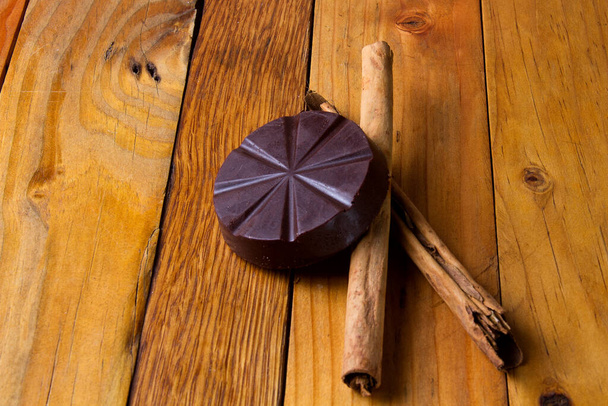 Auténtico chocolate mexicano y canela
 - Foto, Imagen