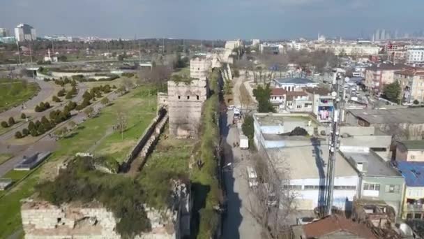 Letecký pohled na zdi Konstantinopole, Istanbul Turecko, obrana města - Záběry, video
