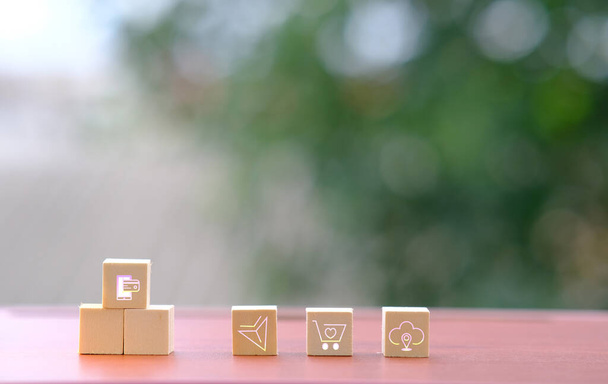 Cube en bois pour icône d'entreprise et fond de motif cube en bois, concept d'idée d'entreprise - Photo, image