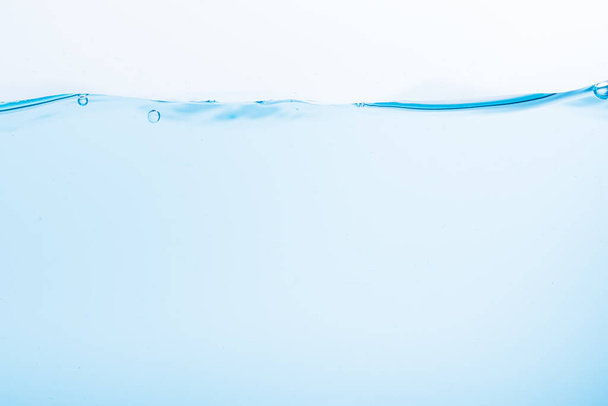 Поверхность синих волн воды плескается на белом фоне
 - Фото, изображение