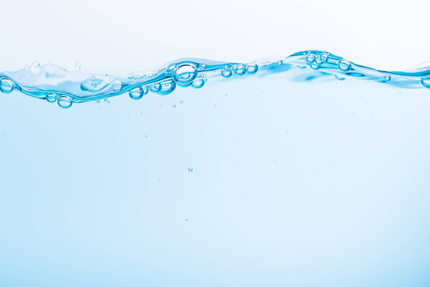 Sinisen veden aaltojen pinta roiskuu valkoisella pohjalla - Valokuva, kuva