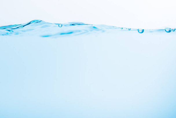Surface des vagues d'eau bleue éclaboussent sur un fond blanc - Photo, image