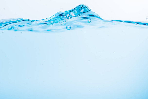 Powierzchnia fal niebieskiej wody rozpryskuje się na białym tle - Zdjęcie, obraz