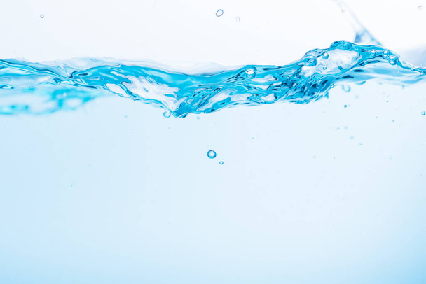 Superficie de las olas de agua azul salpican sobre un fondo blanco
 - Foto, Imagen