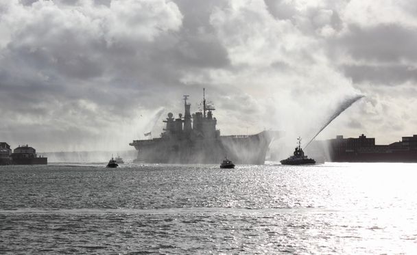 HMS Illustrious regresa de las filipinas
 - Foto, Imagen