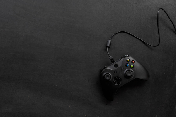 Siyah ahşap zemin üzerinde siyah joystick 'in üst görüntüsü. düz yat - Fotoğraf, Görsel
